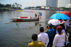 Gambar 1. Daeng Effendy Soleman melambaikan tangan kepada sejumlah orang yang melepas pelayaran tunggalnya dari Jakarta-Bruneidengan Perahu Jukung khas Bali medio Mei 2013 lalu.